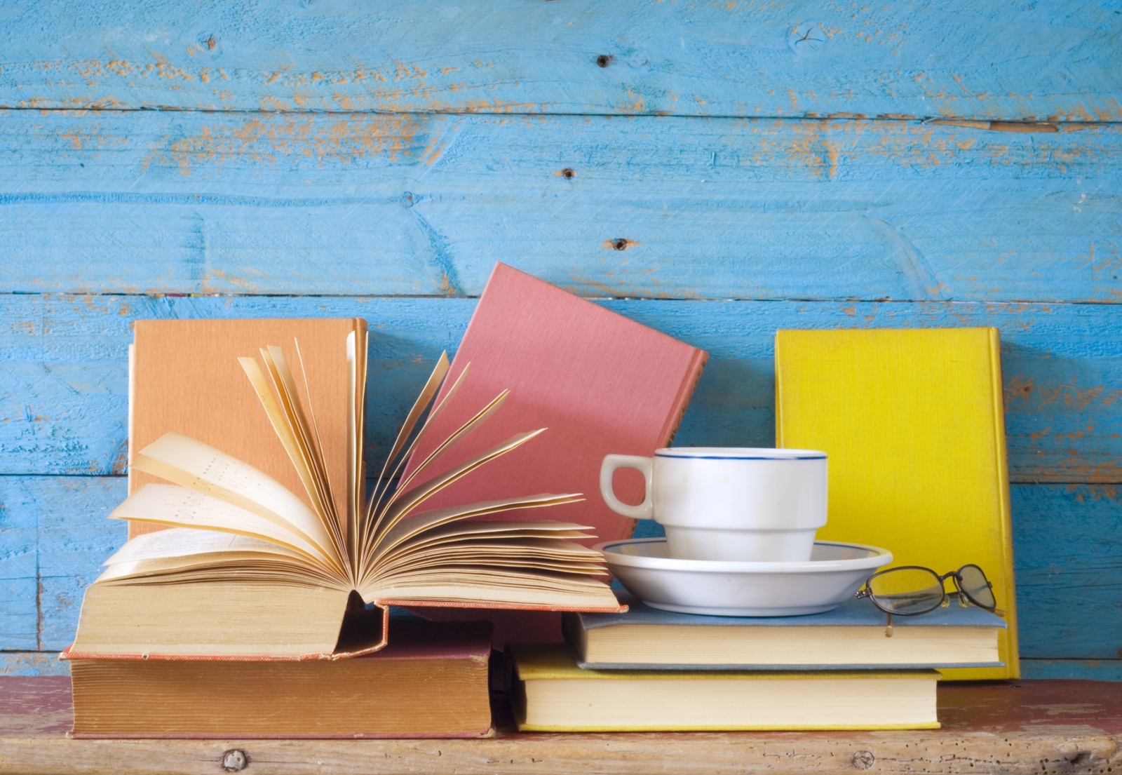 shutterstock-190750799-Thomas Bethge-Bücher Kaffeetasse-frei/Kultur