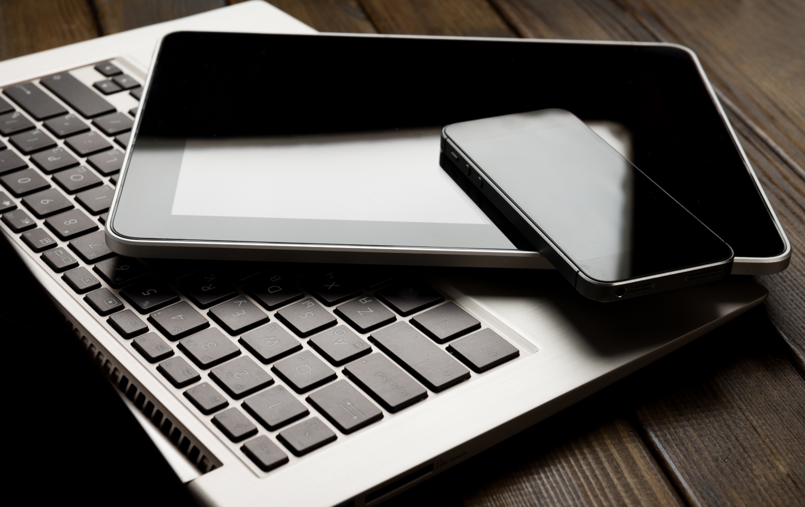 shutterstock_417788134_Valeri Potapova_Laptop_Tablecomputer_Smartphone_gestapelt/Medien