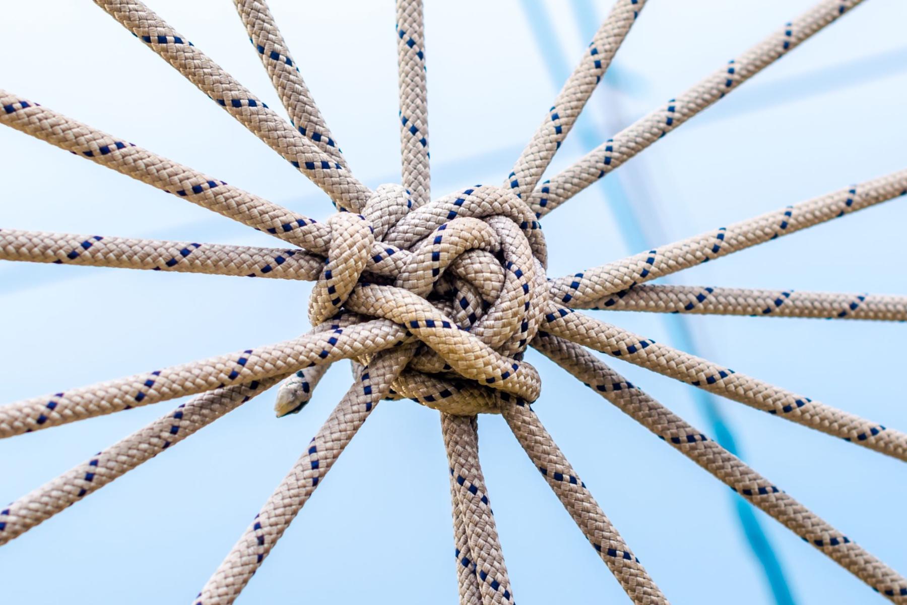 shutterstock_ChocoPie_1152151433_viele_Seile_bilden_einen_Knoten_blauer_Himmel_in_Hintergrund_frei_4MP