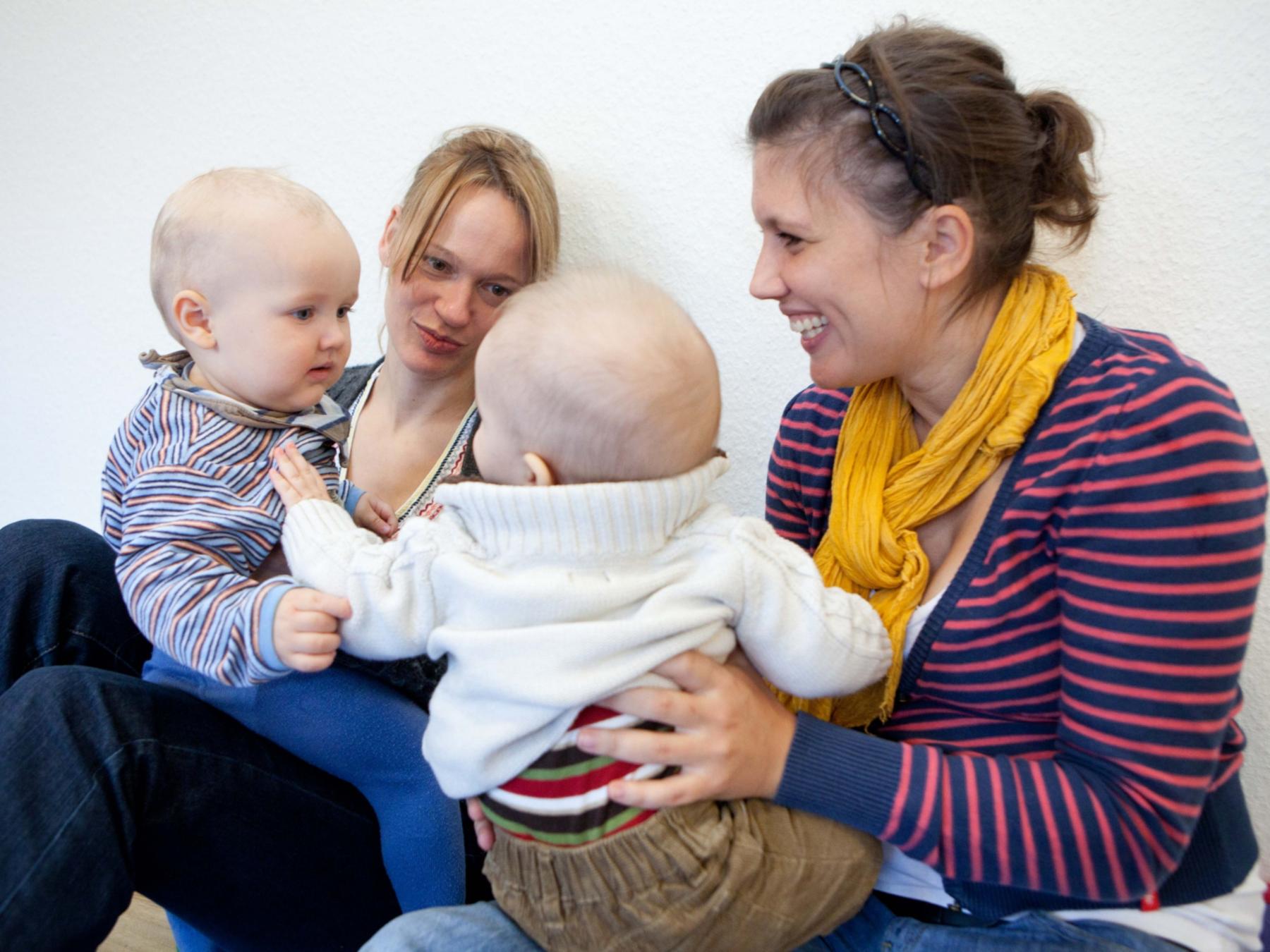 Bechtloff-0155-EKK Pikler-Eltern sitzen mit Kindern auf Bodenr-frei