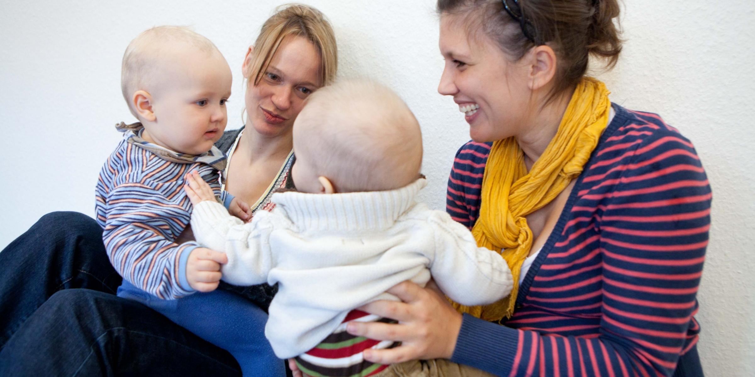 Bechtloff-0155-EKK Pikler-Eltern sitzen mit Kindern auf Bodenr-frei