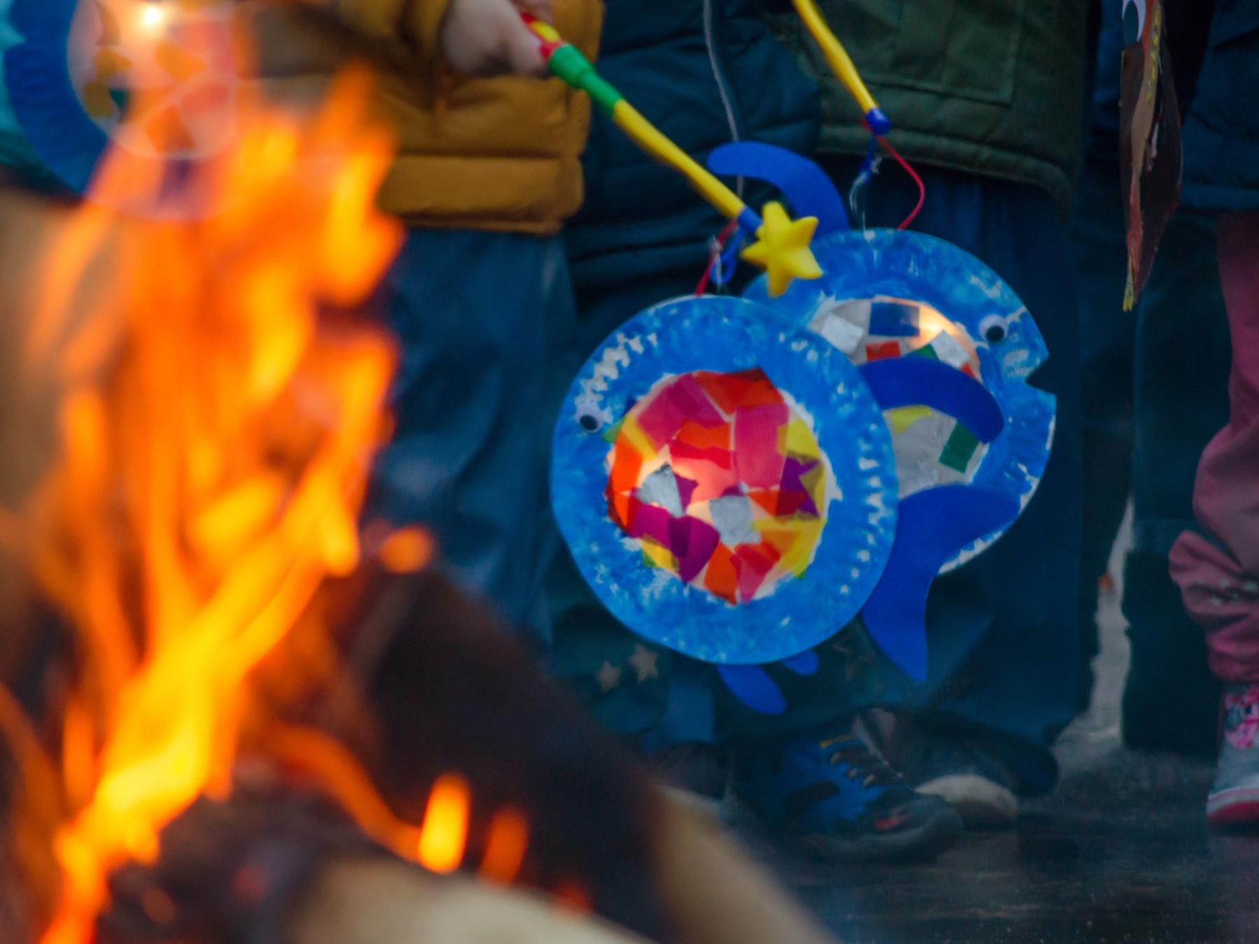 Sankt_Martin_Feuer_Kinder_mit_Laternen