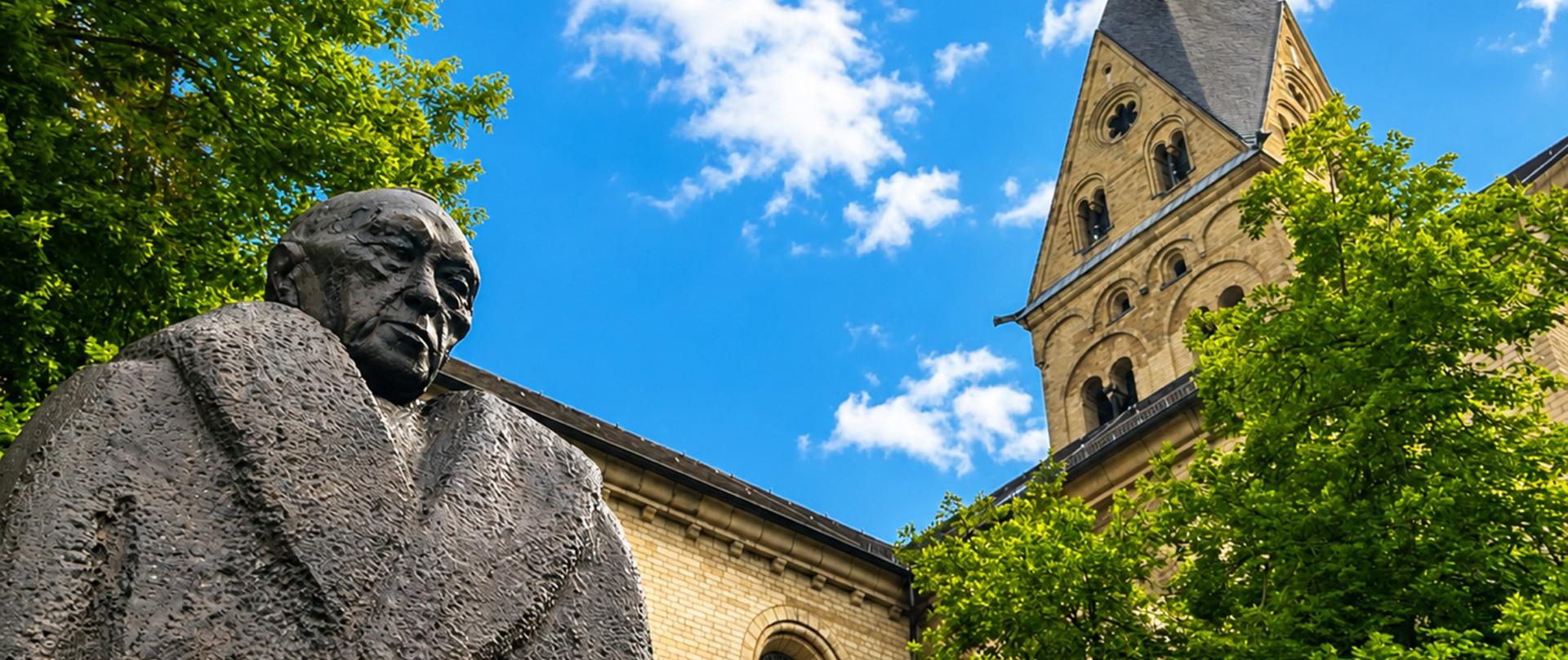 Adenauer-Denkmal an St. Aposteln Köln