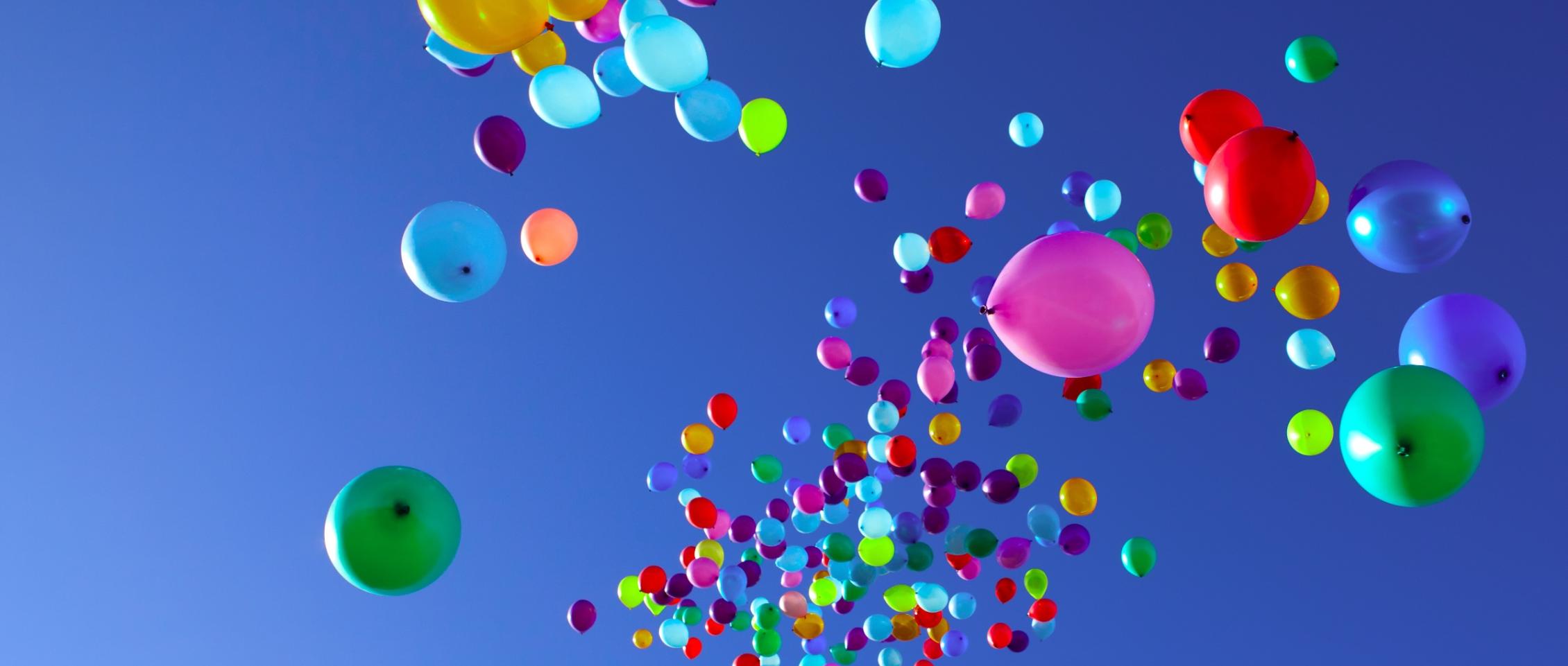 Luftballons steigen in Himmel