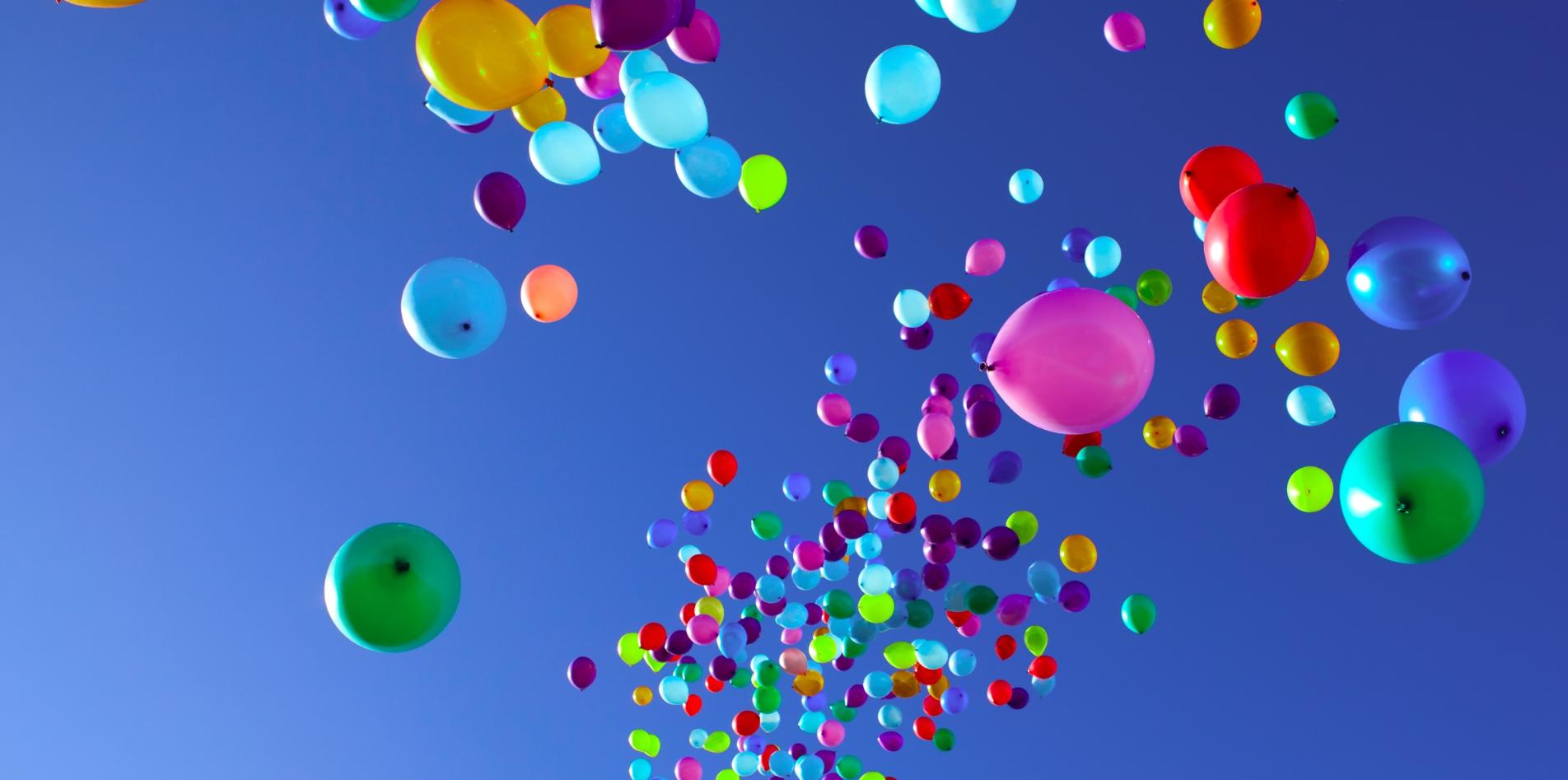 Luftballons steigen in Himmel