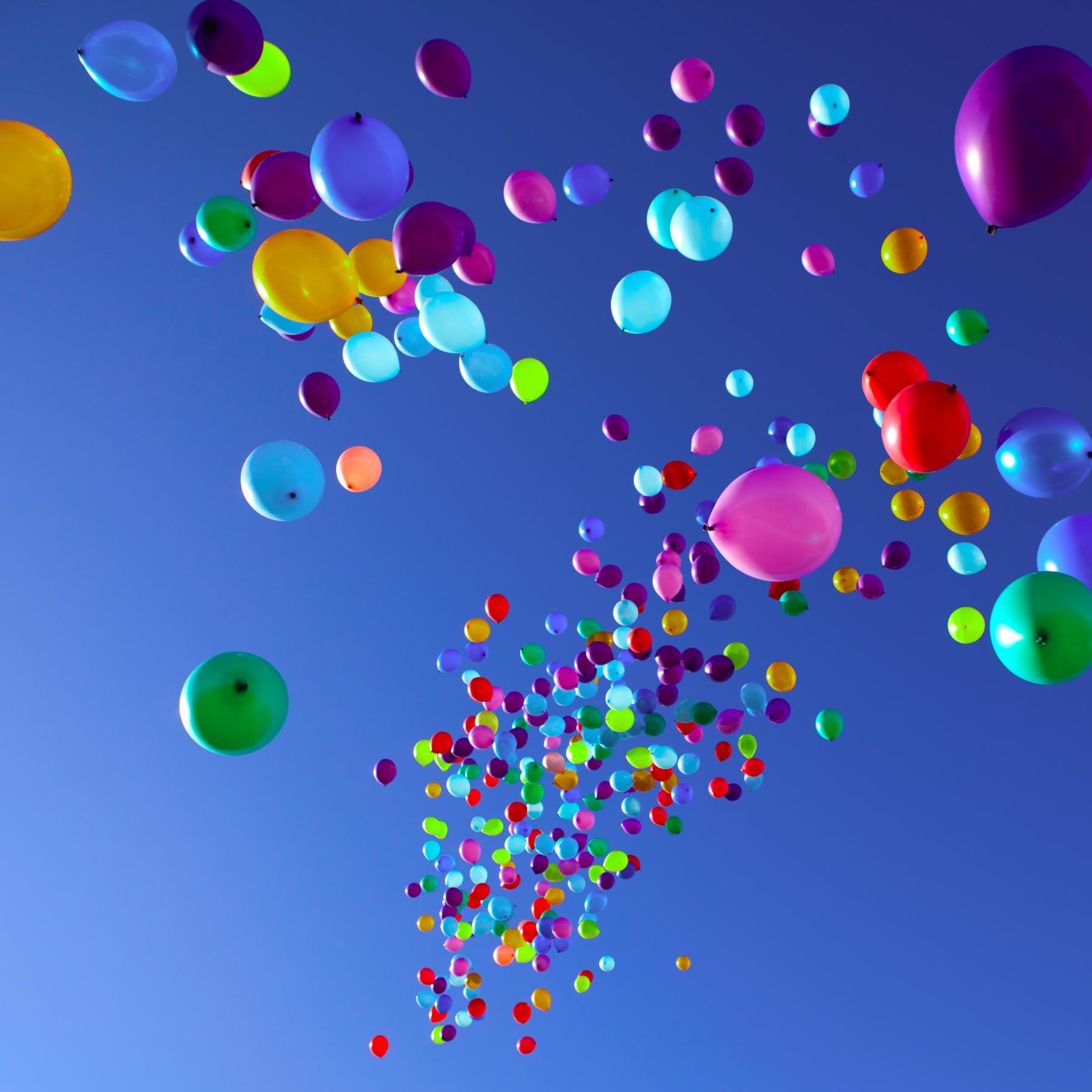 Luftballons steigen in Himmel
