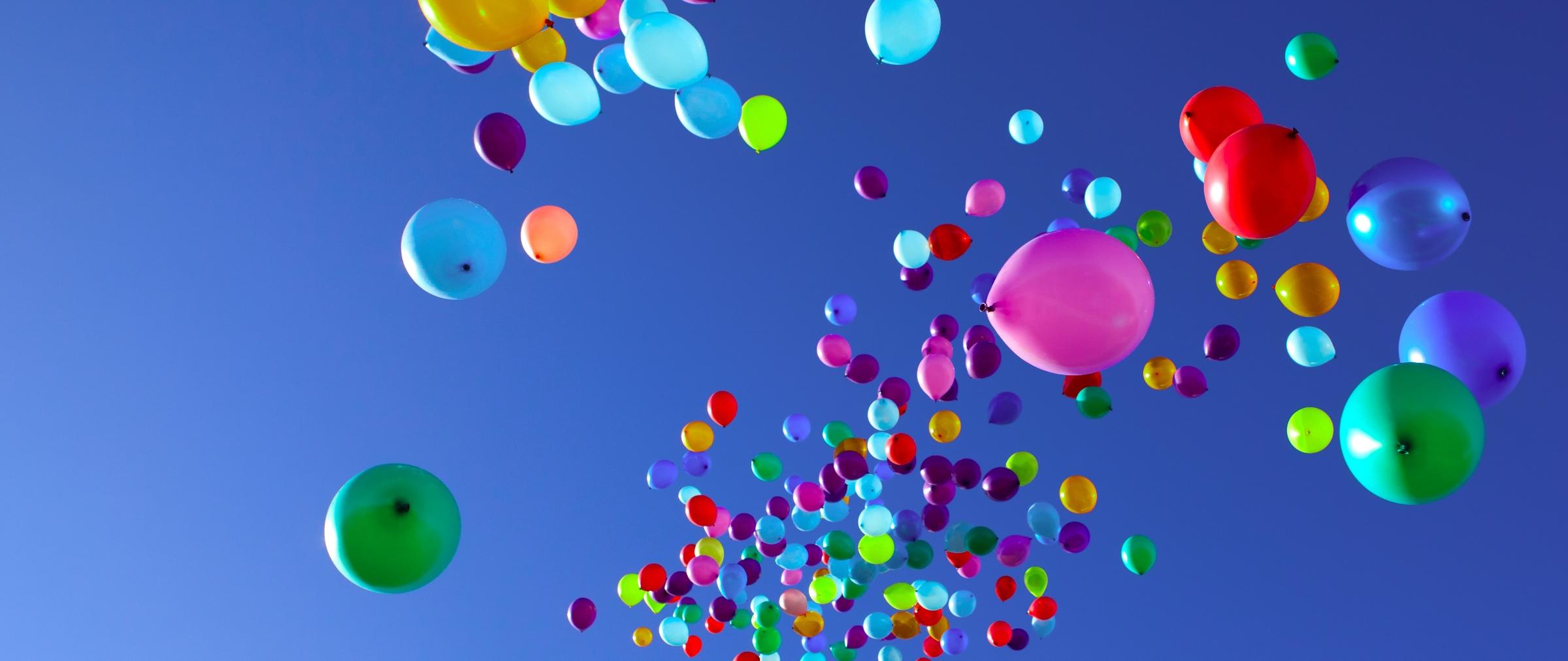 Luftballons steigen in Himmel