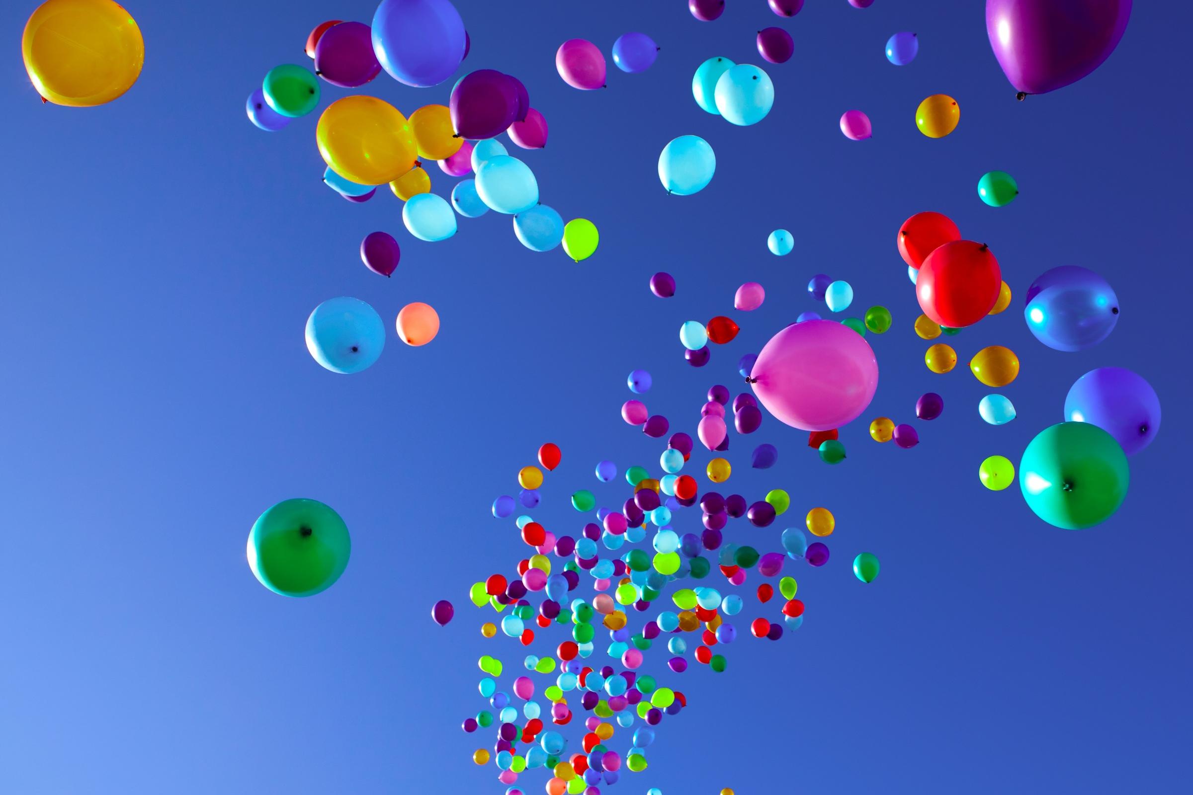 Luftballons steigen in Himmel