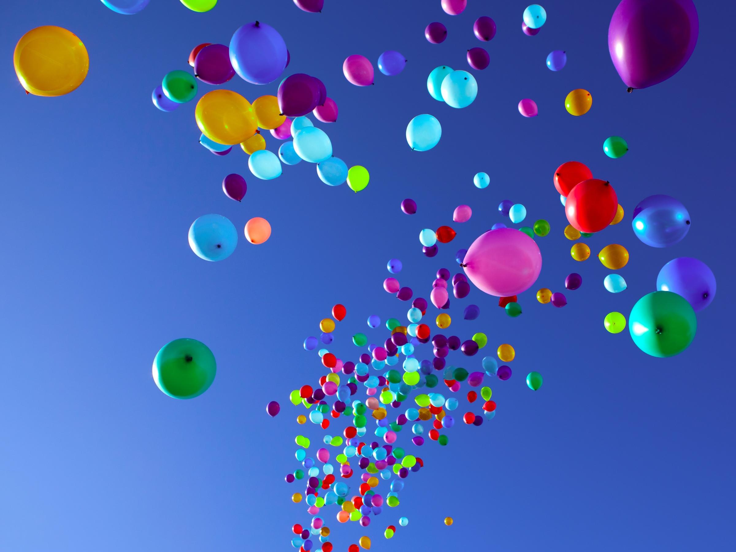 Luftballons steigen in Himmel