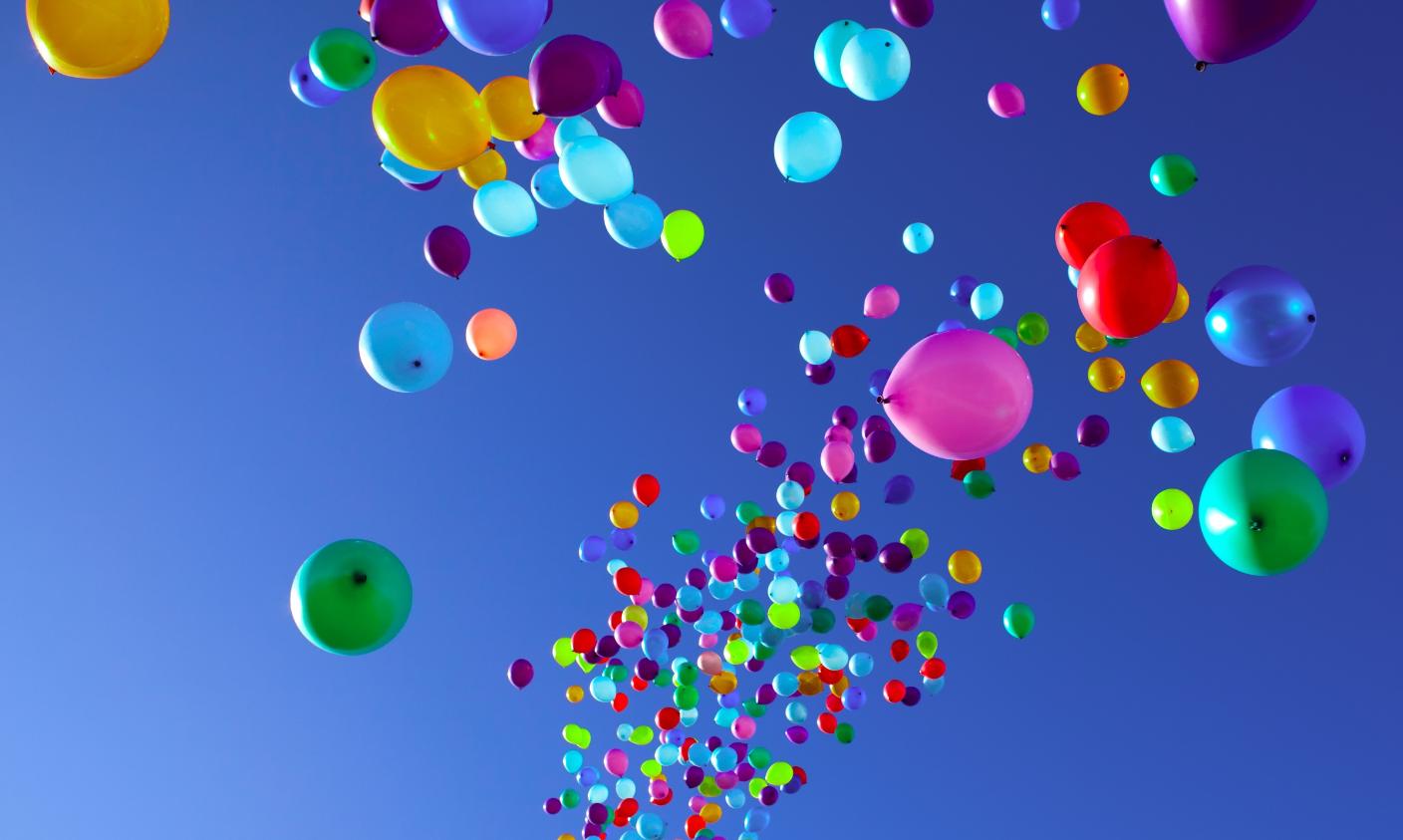 Luftballons steigen in Himmel
