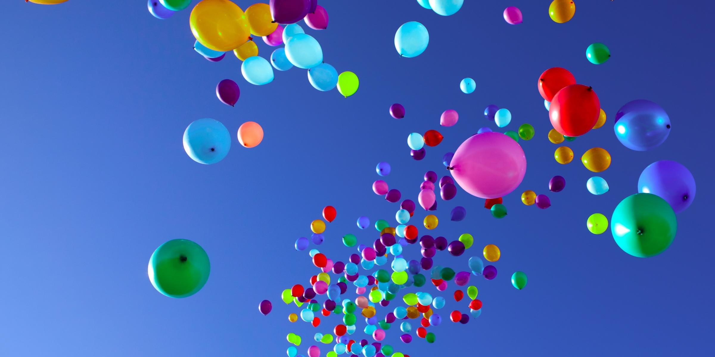 Luftballons steigen in Himmel