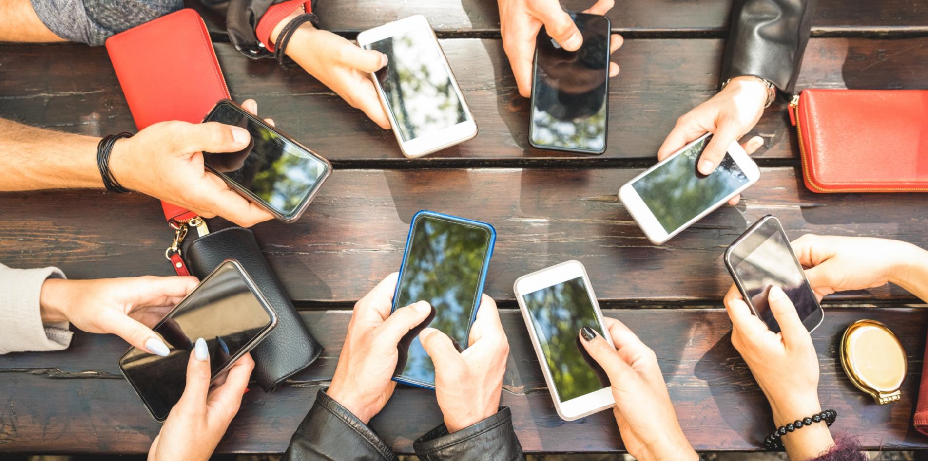 Viele_Hände_mit_Smartphone_Vogelperspektive
