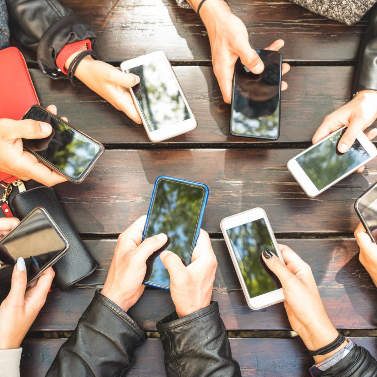 Viele_Hände_mit_Smartphone_Vogelperspektive