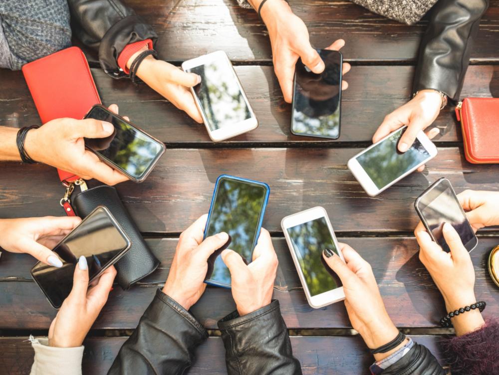 Viele_Hände_mit_Smartphone_Vogelperspektive