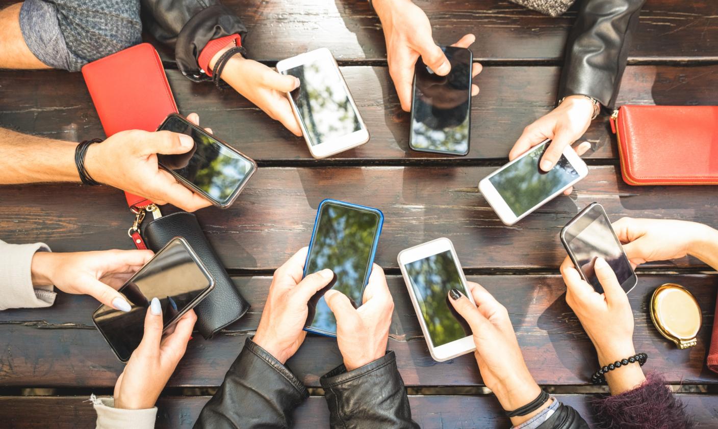 Viele_Hände_mit_Smartphone_Vogelperspektive