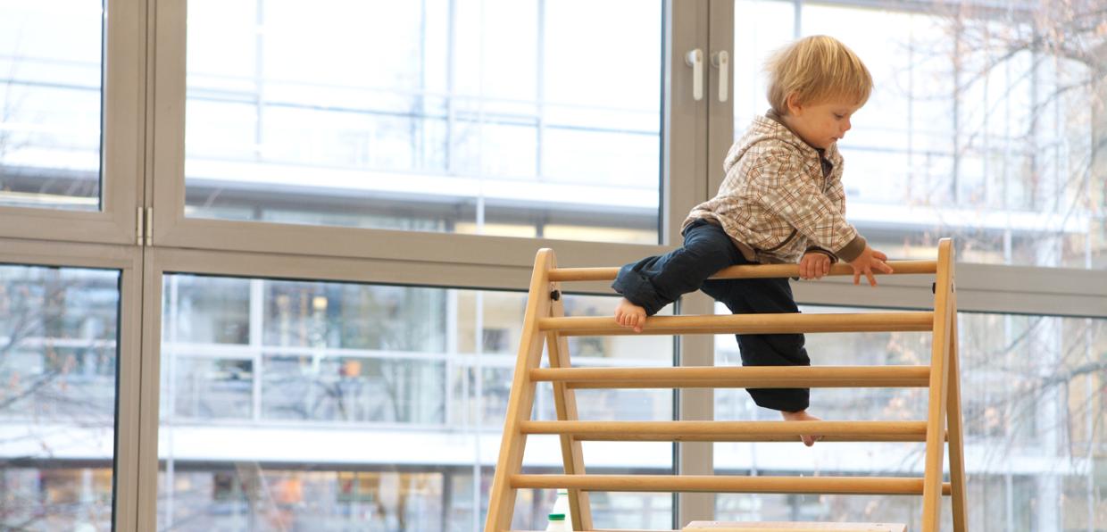 Kletterndes Kleinkind