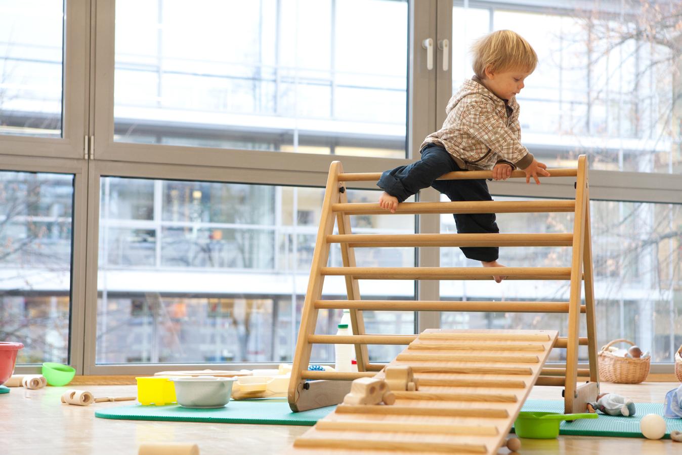 Kletterndes Kleinkind