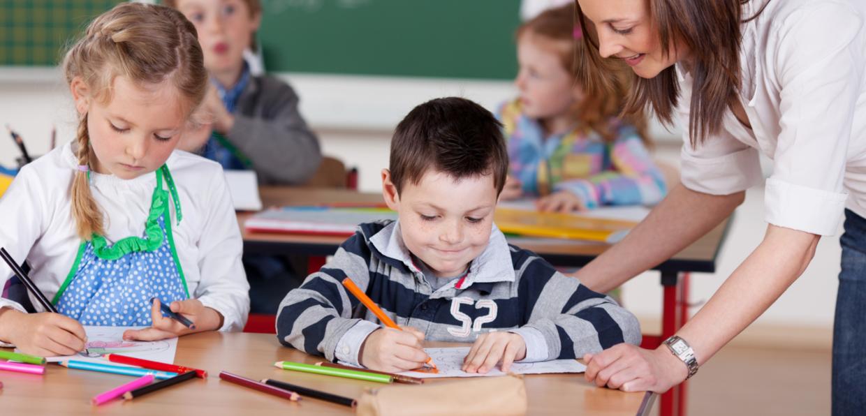Fotolia-40649135-Contrastwerkstatt-Lernsituation mit Kindern an Schultischen-frei