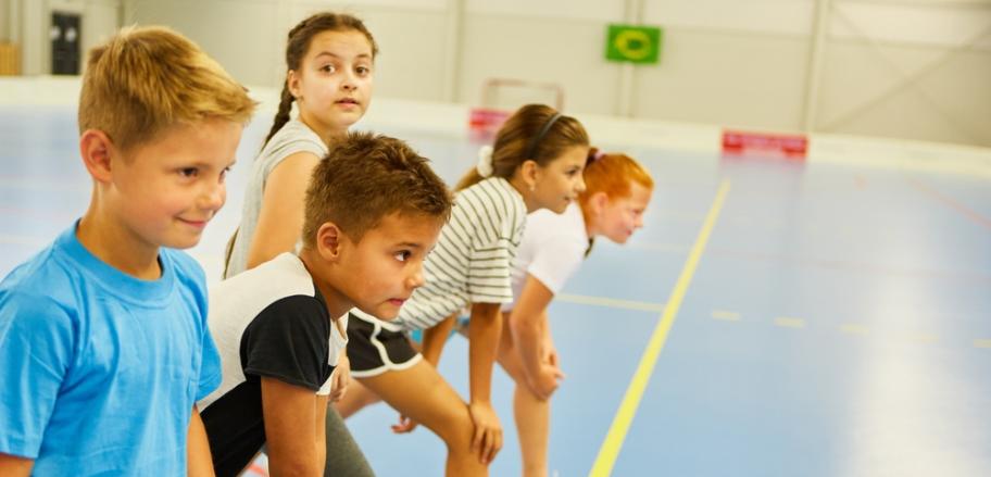 KInder beim Schulsport in einer Turnhalle