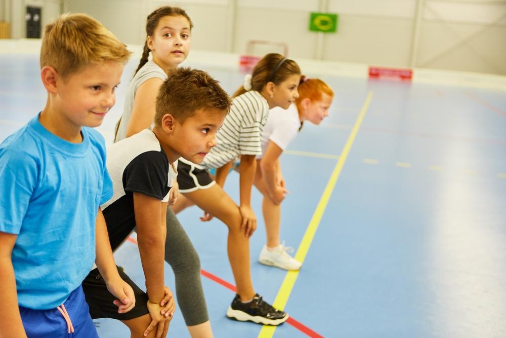 KInder beim Schulsport in einer Turnhalle