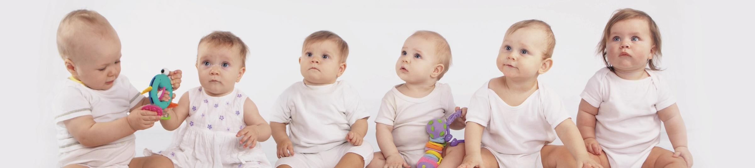 sechs Babies sitzend (Cover Elternschule Ratingen)