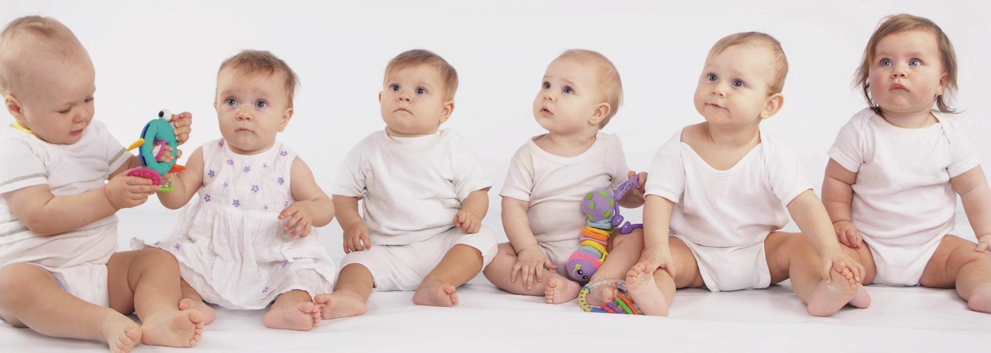 sechs Babies sitzend (Cover Elternschule Ratingen)