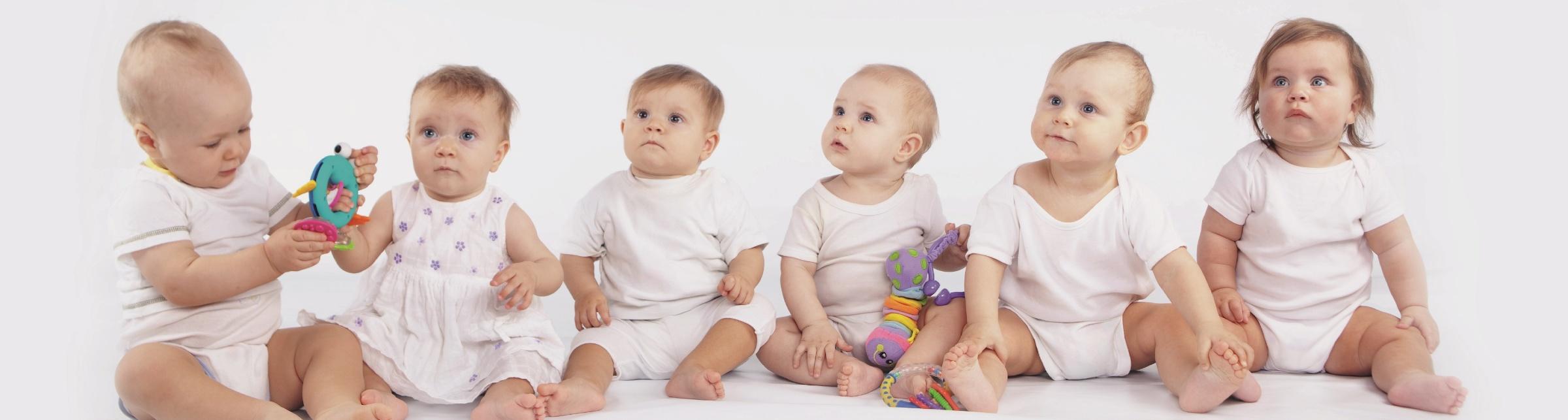 sechs Babies sitzend (Cover Elternschule Ratingen)