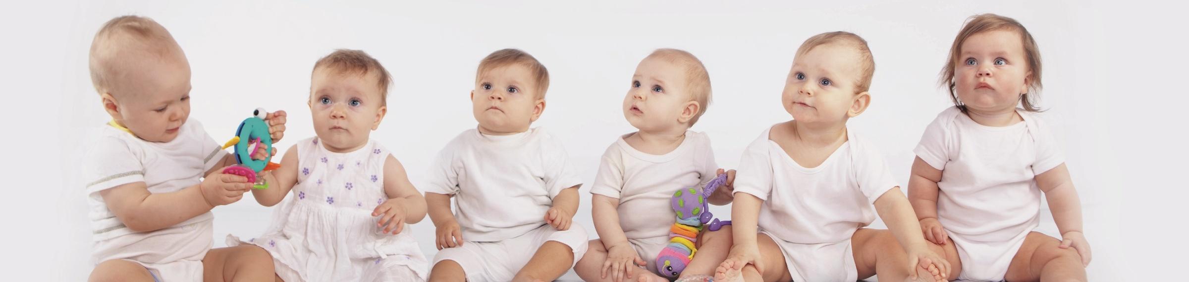 sechs Babies sitzend (Cover Elternschule Ratingen)