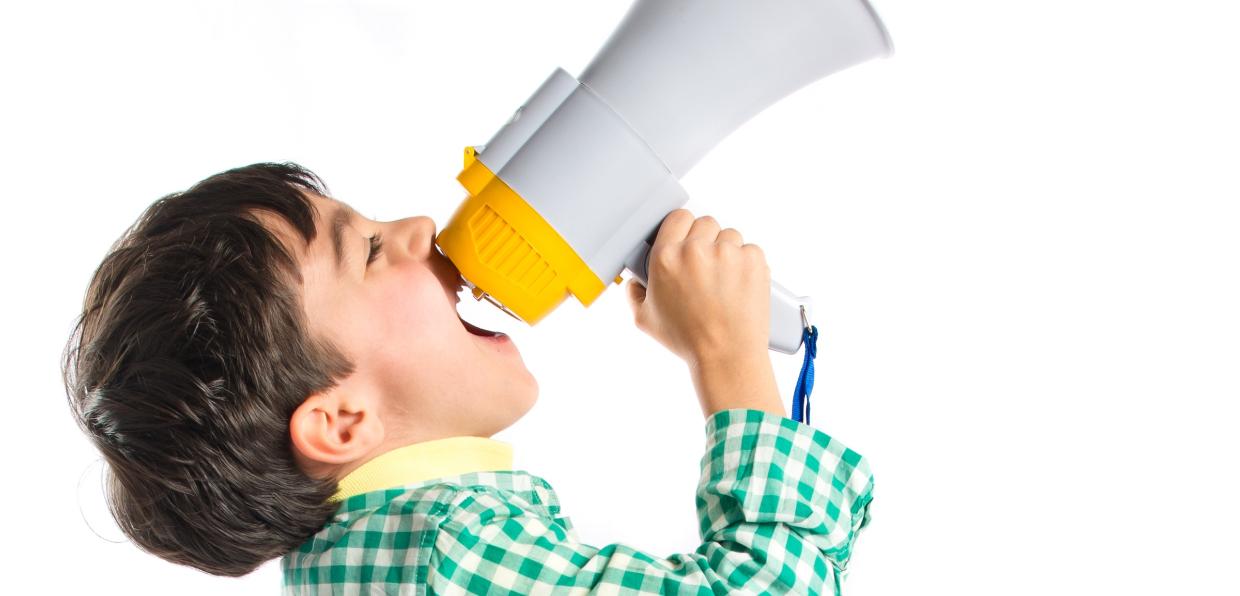 Luis Molinero_192320552_Kind_ruft_im_Megafon_frei