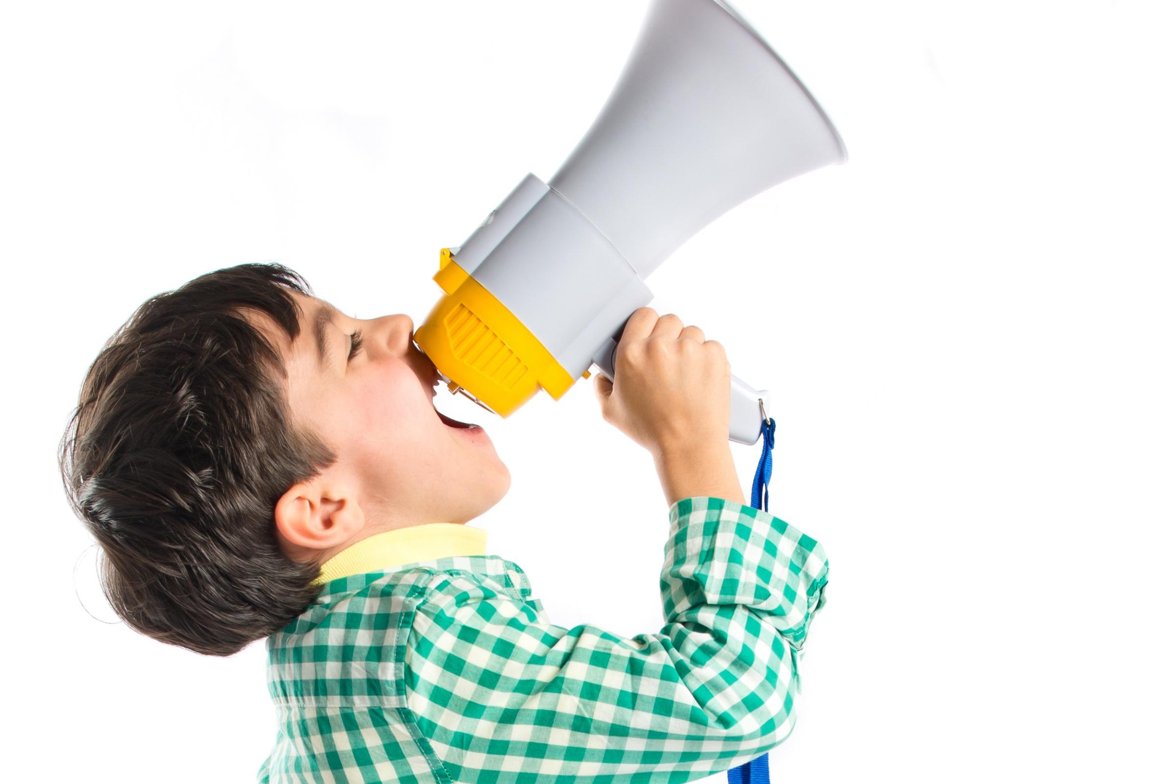 Luis Molinero_192320552_Kind_ruft_im_Megafon_frei