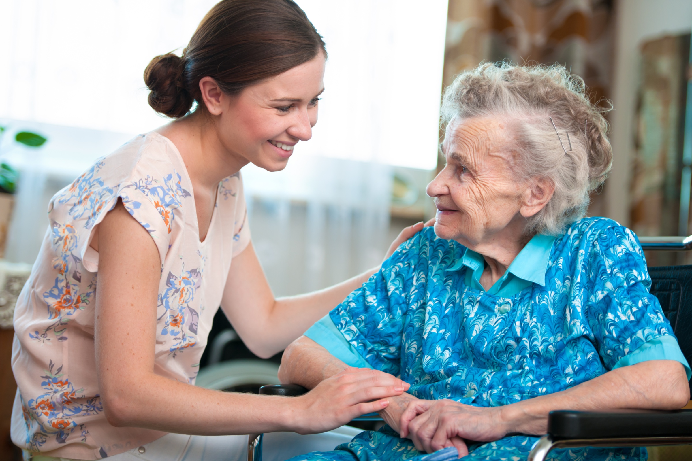 Seniorin mit Betreuerin