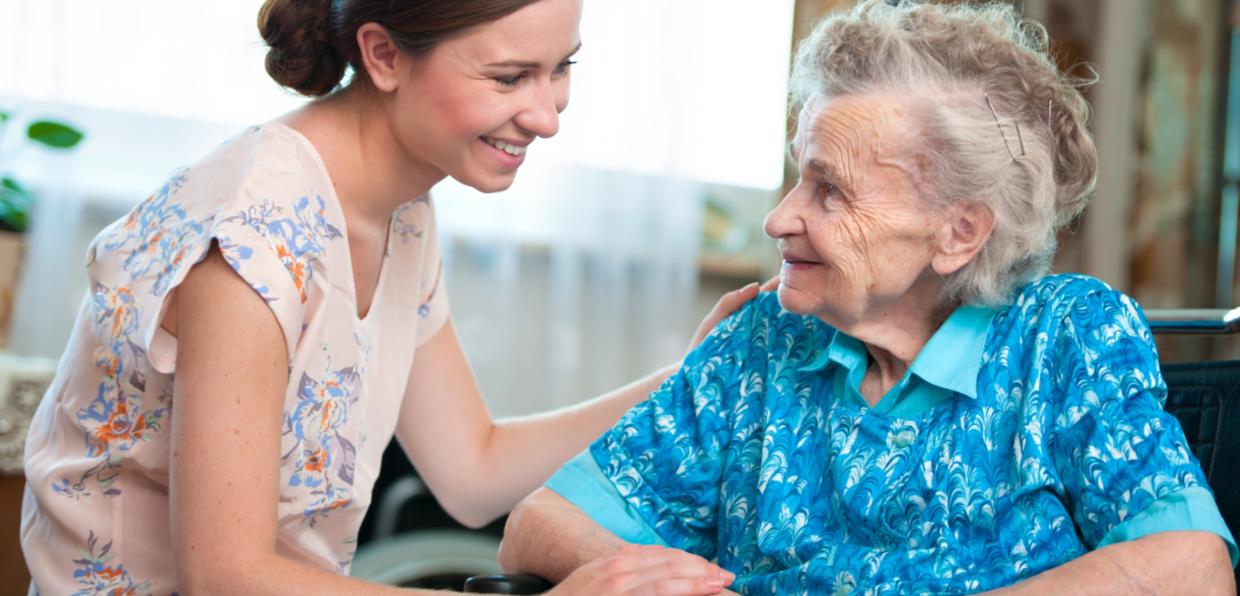 Seniorin mit Betreuerin