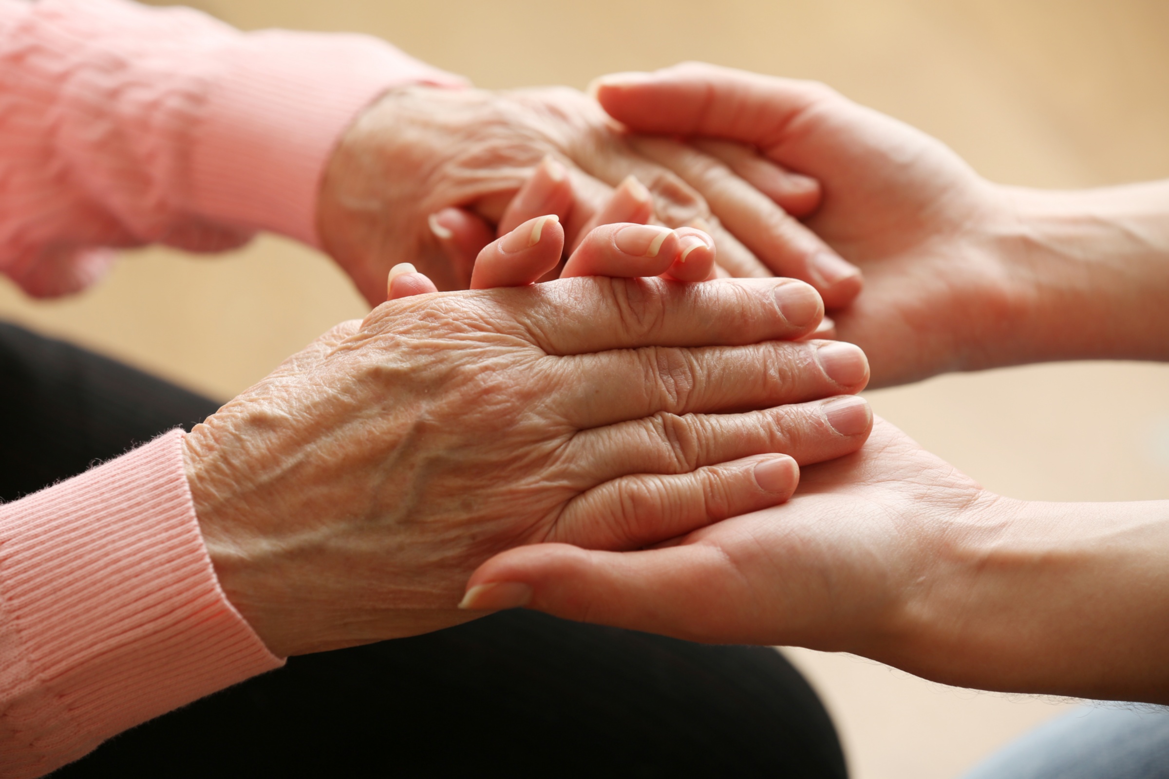 25.04.2020_shutterstock-243393322-Africa Studio-alte und junge Hände-frei