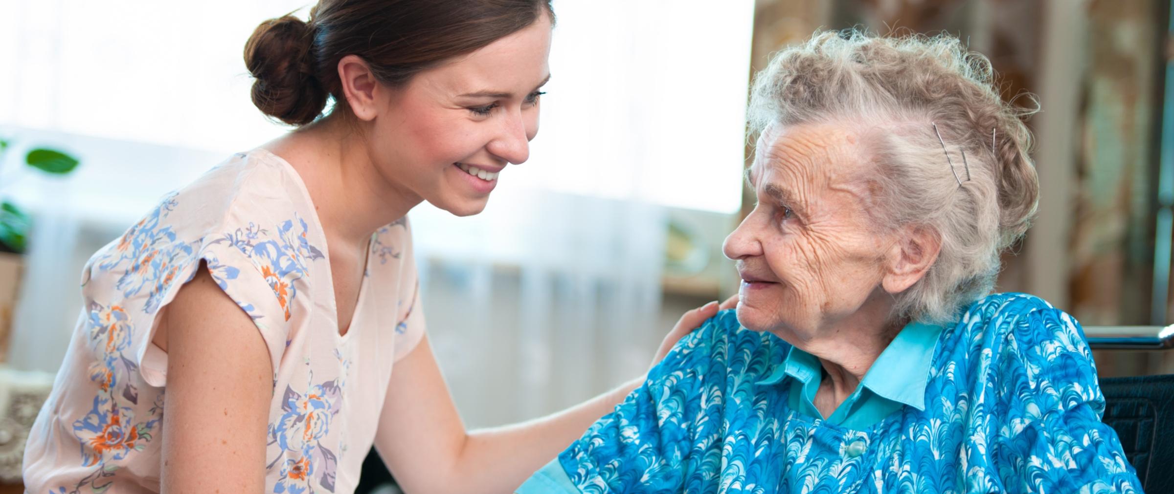 Betreuerin_und_ältere_Dame_Seniorin_zuhause_im_Heim