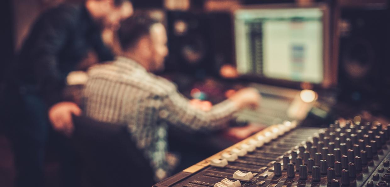 shutterstock_373495843_Nejron_Photo_Aufnahmestudio_Mischpultarbeit