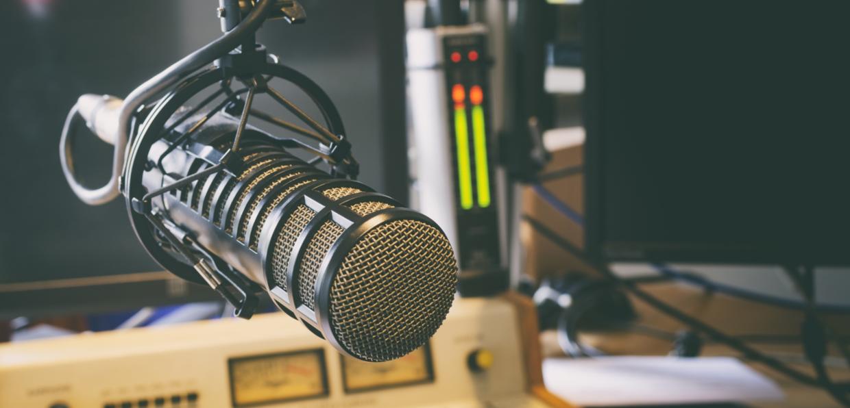 shutterstock_498395695_Forest_Run_Mikrofon_im_Radiostudio