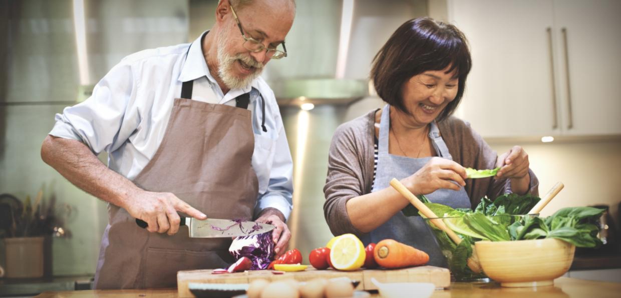 shutterstock_342622460_Rawpixel.com_Seniorenpaar_ocht_gemeinsam_in_Kühe_Gemüse_frei