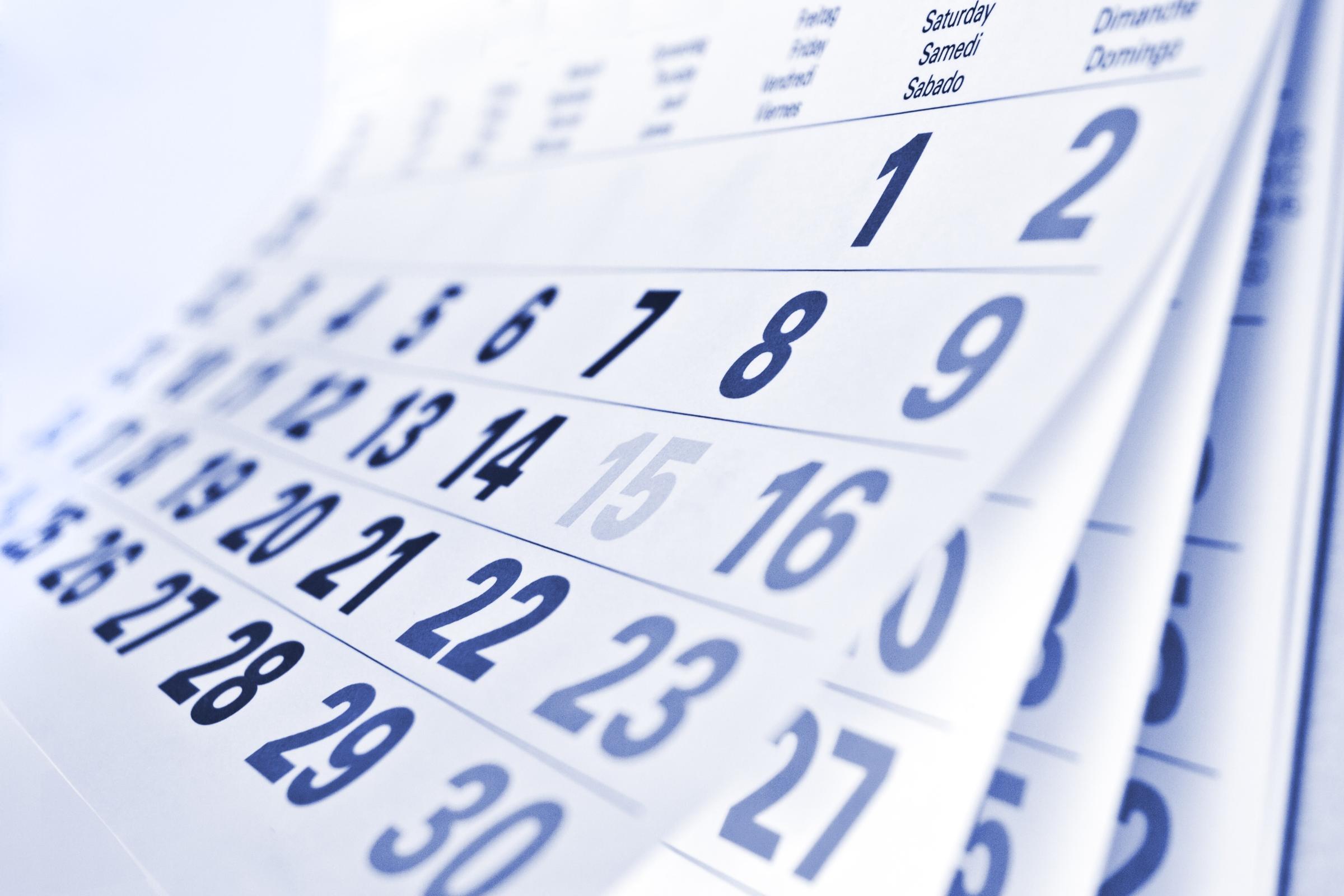 Kalenderblätter werden durchgeblättert