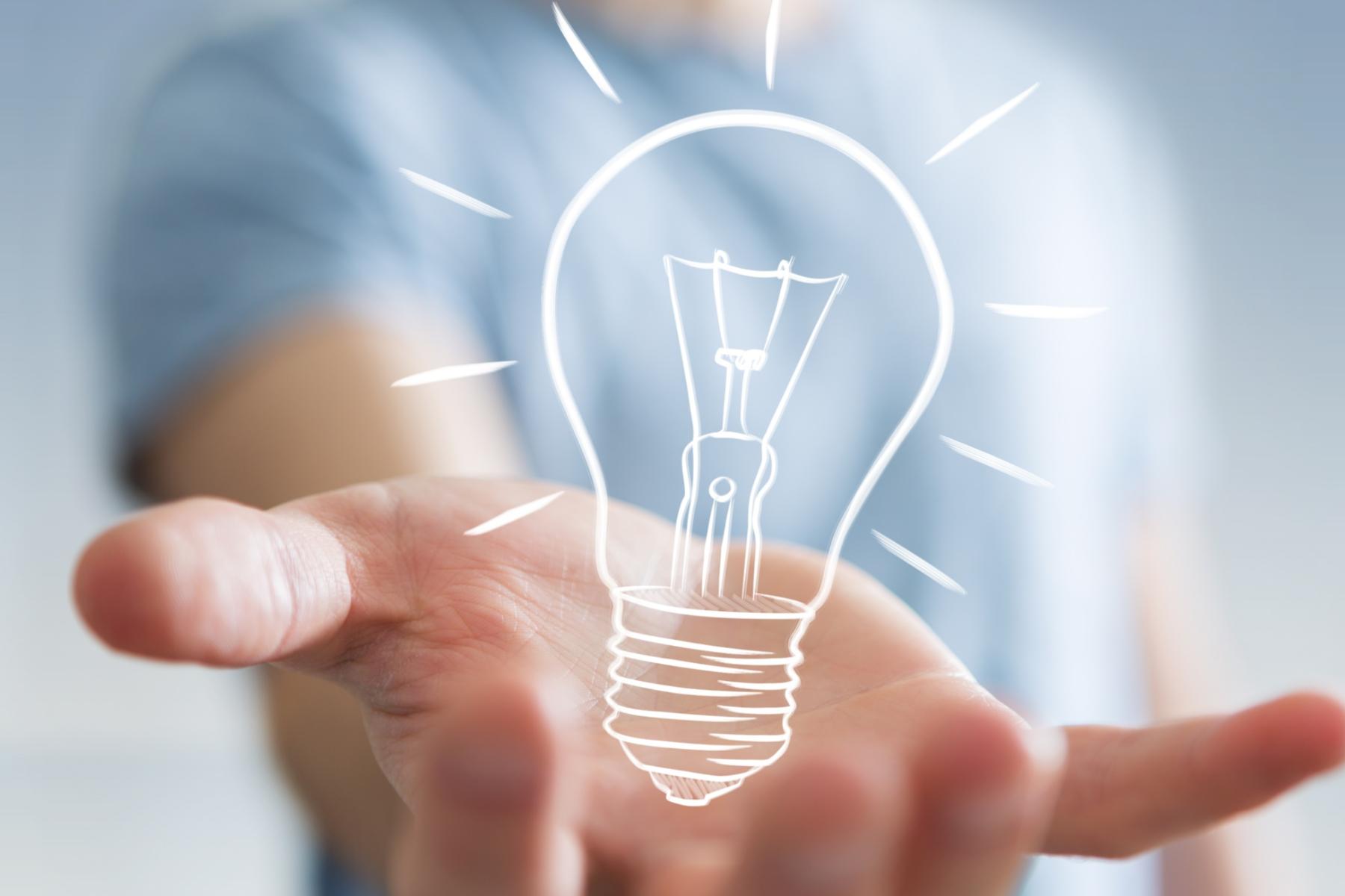 Die Lösung liegt auf der Hand: grafisch dargestellte Glühbirne vor einer fotografierten Hand