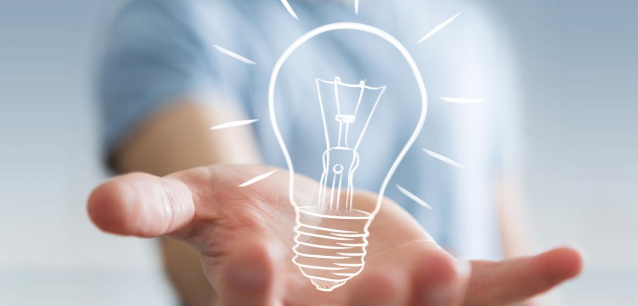 Die Lösung liegt auf der Hand: grafisch dargestellte Glühbirne vor einer fotografierten Hand