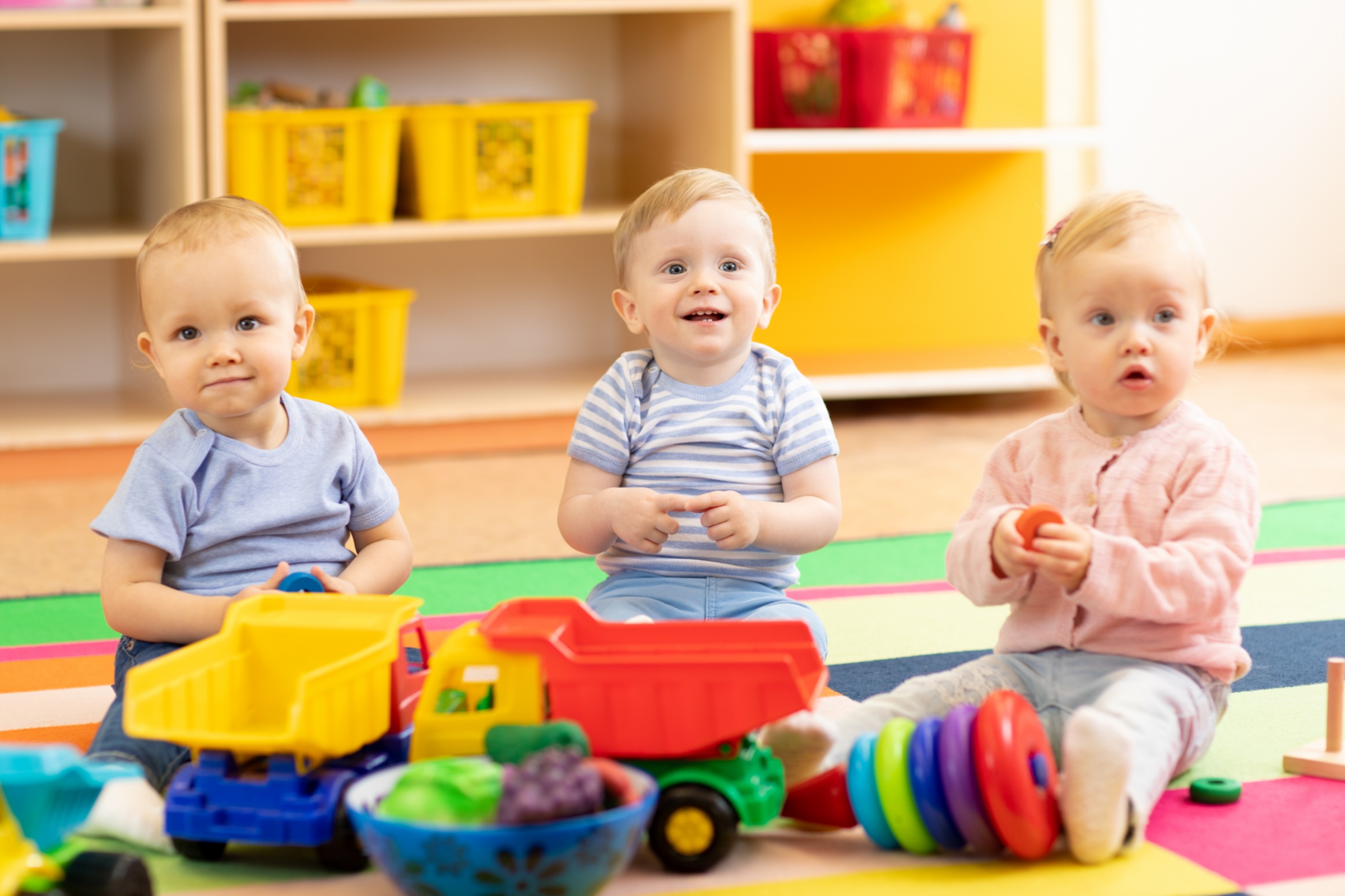 shutterstock_1880872642_fizkes_Seniorenparr_unterschreibt_Junge_Dame_am_Arbeitsplatz_Laptop_frei
