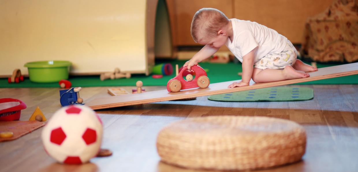 Spielendes Kleinkind