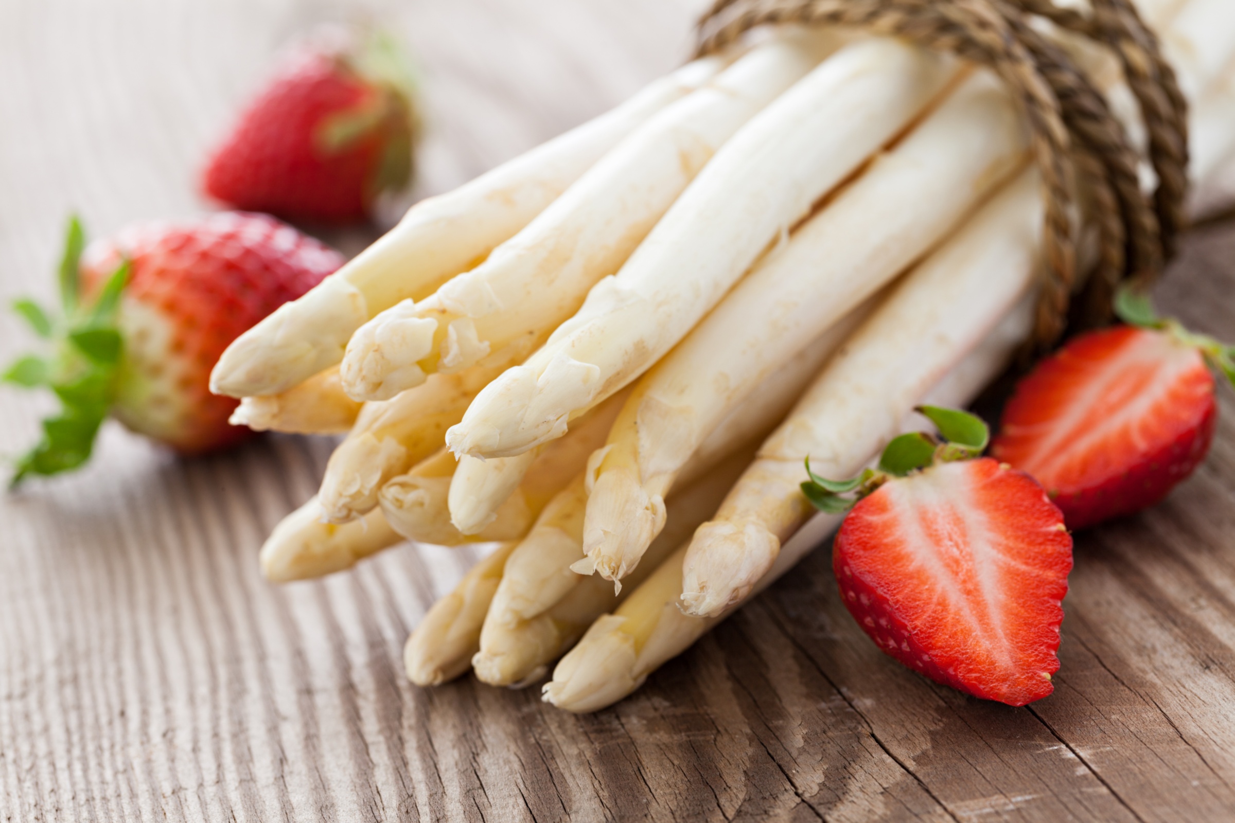 Spargel und Erdbeeren
