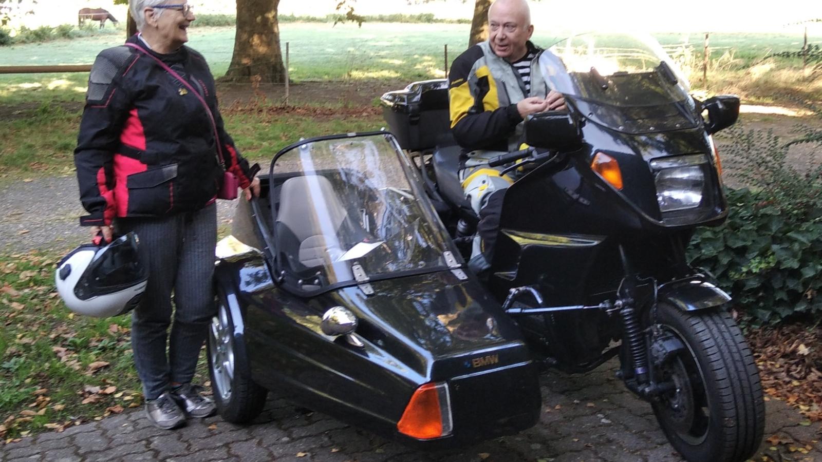 Christa und Dieter Wolf mit ihrer geliebten BMW