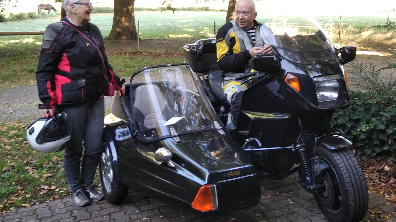 Christa und Dieter Wolf mit ihrer geliebten BMW