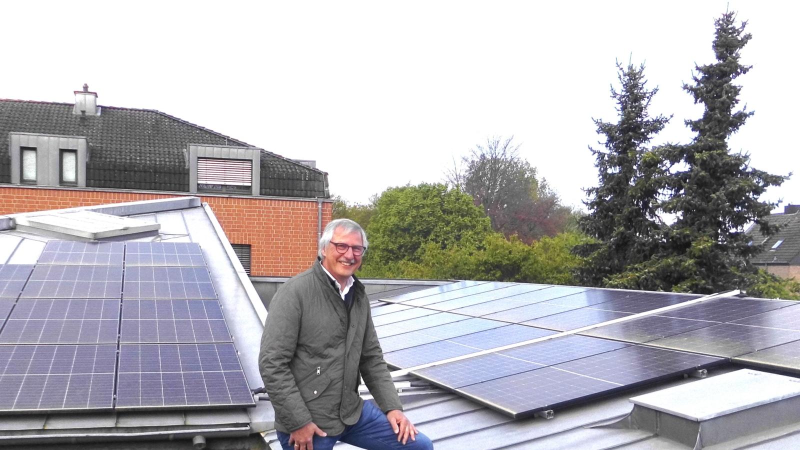 Stolze Förerder regenerativer Energien auf den Dächern von St. Remigius in Bergheim.