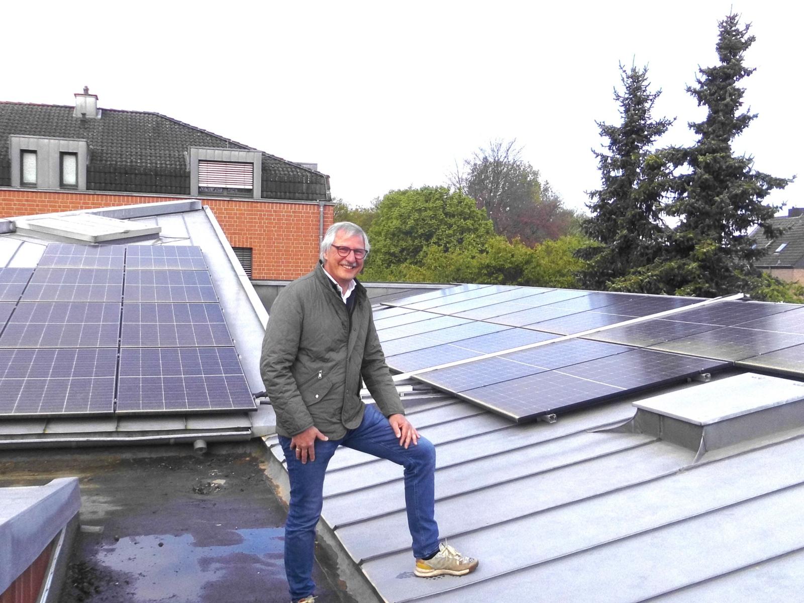 Stolze Förerder regenerativer Energien auf den Dächern von St. Remigius in Bergheim.