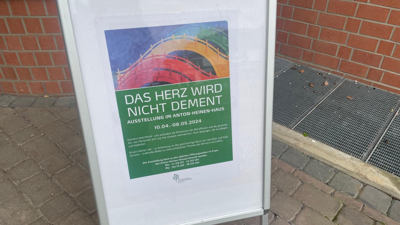 Plakat zur Ausstellung vor dem Anton-Heinen-Haus in Bergheim