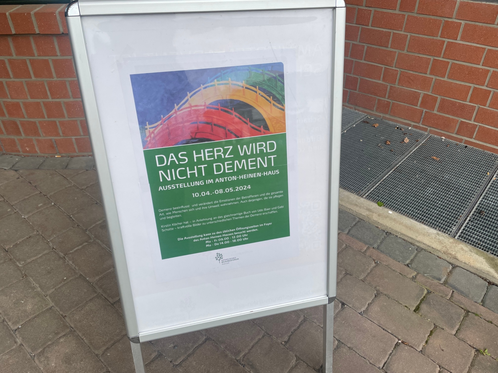 Plakat zur Ausstellung vor dem Anton-Heinen-Haus in Bergheim