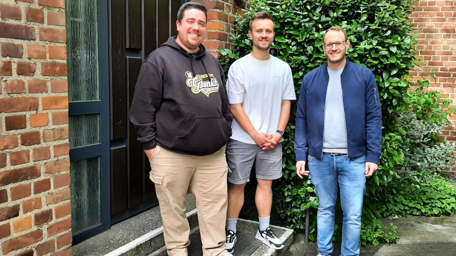 Pastoralreferent Kai  Schockemöhle und zwei seiner Messdiener-Helfer.